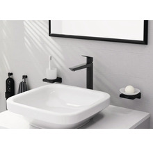 Modernes Badezimmer mit Waschbecken, Armatur und Accessoires