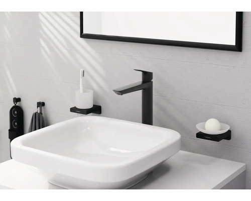 Modernes Badezimmer mit Waschbecken, Armatur und Accessoires