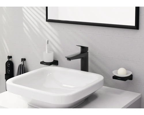 Modernes Badezimmer mit Waschbecken, Armatur und Zubehör