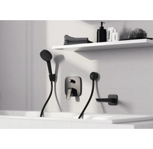 Système de douche avec douchette à main, robinetterie et bec de baignoire devant un mur blanc