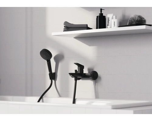 Badezimmer mit schwarzer Duscharmatur, Handbrause und Ablage mit Badutensilien