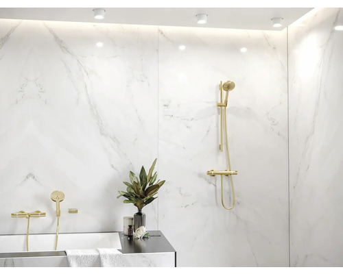 Helles Badezimmer mit Badewanne, Dusche und weißen Marmorfliesen