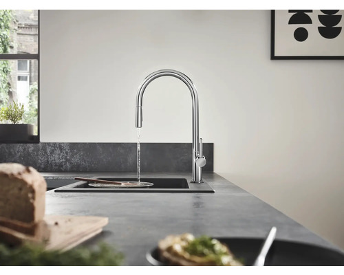 Scène de cuisine avec robinet d''évier, évier et plan de travail