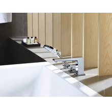 Modernes Badezimmer mit freistehender Badewanne und verchromter Armatur mit Handbrause