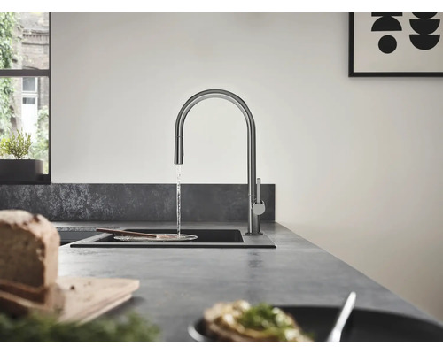 Scène de cuisine avec mitigeur d''évier, évier et aliments sur le plan de travail.