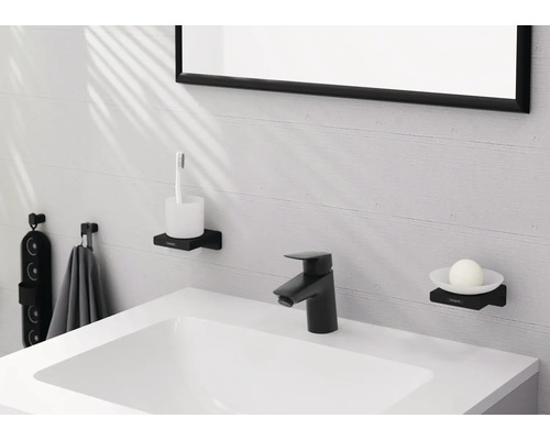 Lavabo de salle de bain avec robinet, porte-savon, porte-brosse à dents et porte-serviettes