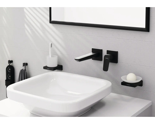 Modernes Badezimmer mit weißem Aufsatzwaschbecken und Armatur