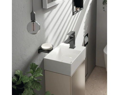 Salle de bain moderne avec lavabo, robinet et porte-savon