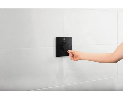 Mitigeur thermostatique encastré avec commande manuelle pour une douche