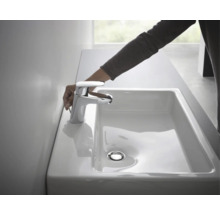 Waschbecken mit Armatur und Hand, im Badezimmer