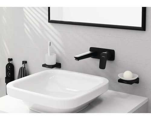 Modernes Badezimmer mit Waschbecken, Armatur und Accessoires