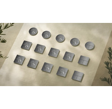 Verschiedene runde und quadratische Hansgrohe Axor Armaturen auf einer hellen Oberfläche