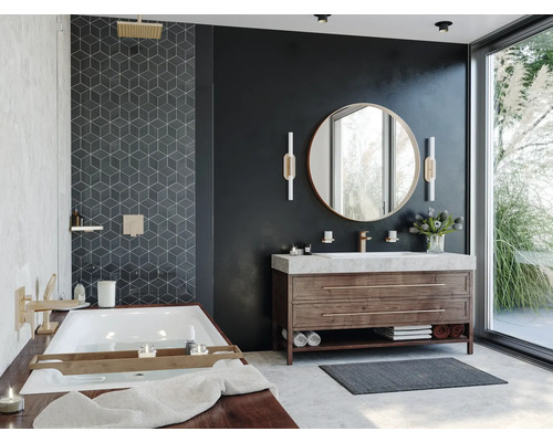 Helles Badezimmer mit Badewanne, Waschtisch und Spiegel