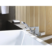 Badezimmer mit Badewanne und Armatur mit Handbrause