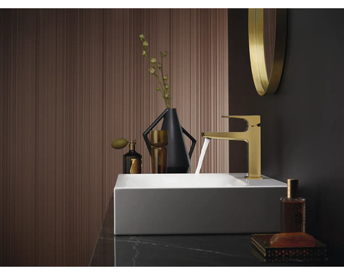 Modernes Badezimmer mit Aufsatzwaschbecken und goldener Armatur