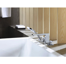 Moderne Badewannenarmatur mit Handbrause auf einer weißen Badewanne