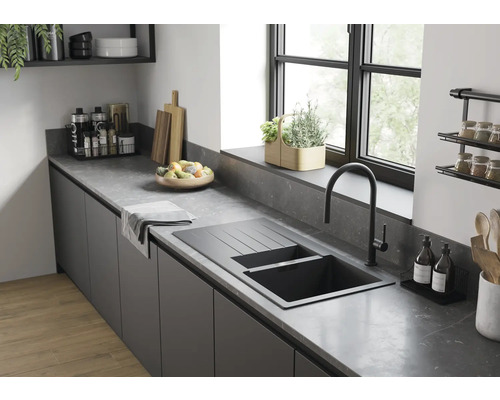 Scène de cuisine avec évier, robinet et ustensiles de cuisine sur un plan de travail