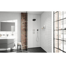Modernes Badezimmer mit Dusche, Waschbecken und Ziegelwand
