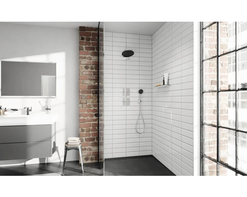 Modernes Badezimmer mit Dusche, Waschbecken und Ziegelwand