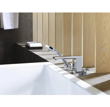 Badezimmer mit Badewanne und Armatur mit Handbrause
