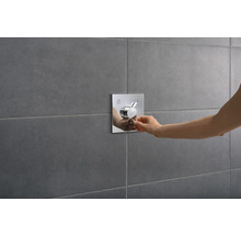 Robinet de douche apparent avec commande sur mur gris
