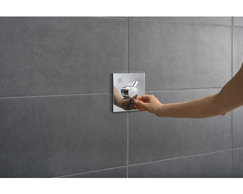Robinet de douche apparent avec commande sur mur gris