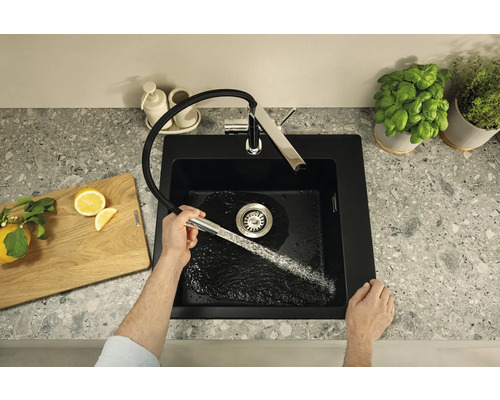 Évier avec robinet, planche à découper et pots d''herbes aromatiques sur un plan de travail