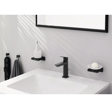 Salle de bains avec lavabo, robinet, miroir et accessoires de salle de bains
