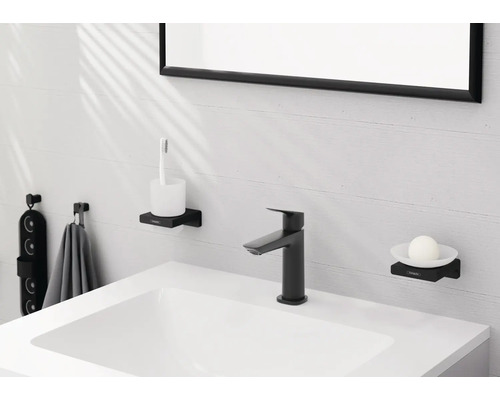 Badezimmer mit Waschbecken, Armatur und Accessoires