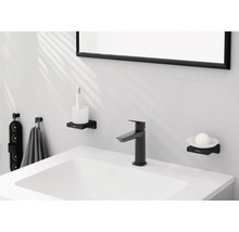 Badezimmer Waschbecken mit Armatur, Spiegel und Accessoires