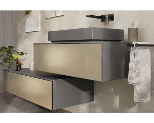 Badezimmer mit Waschbecken, Unterschrank, Handtuch und Dekoration