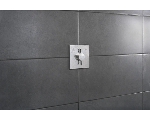 Robinet de douche avec cache carré sur mur de carreaux gris