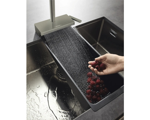 Küchenspüle mit Wasserhahn und Obstschale