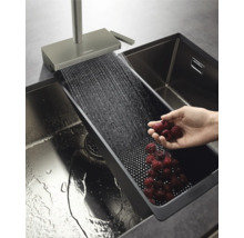 Küchenspüle mit Abtropfsieb und Wasserhahn zur Reinigung von Himbeeren