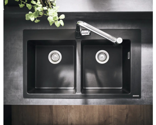 Évier double avec robinet dans un plan de travail de cuisine