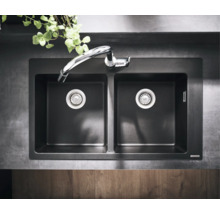 Doppelspülbecken mit Wasserhahn für die Küche