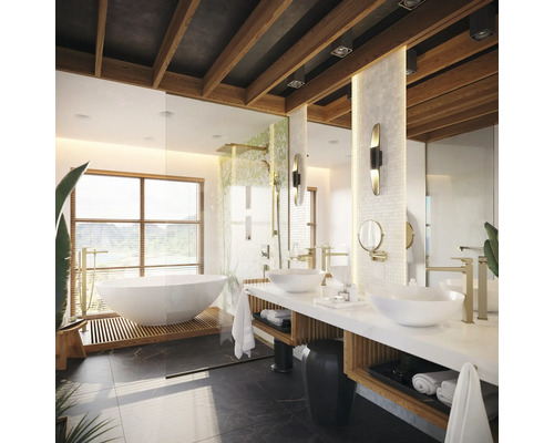 Helles Badezimmer mit freistehender Badewanne, Waschtisch mit zwei Waschbecken und Holzbalkendecke