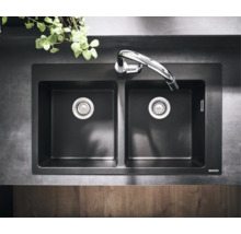 Doppelspüle mit Wasserhahn und zwei Becken