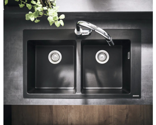 Doppelspüle mit Wasserhahn und zwei Becken