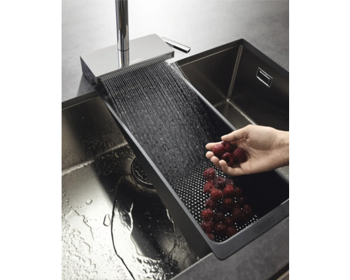 Küchenspüle mit Armatur und Spülschale zum Waschen von Himbeeren