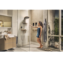 Modernes Badezimmer mit Dusche, Waschtisch und Badetüchern