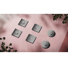Plusieurs thermostats encastrés Hansgrohe pour douches et baignoires.