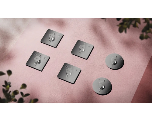 Plusieurs thermostats encastrés Hansgrohe pour douches et baignoires.