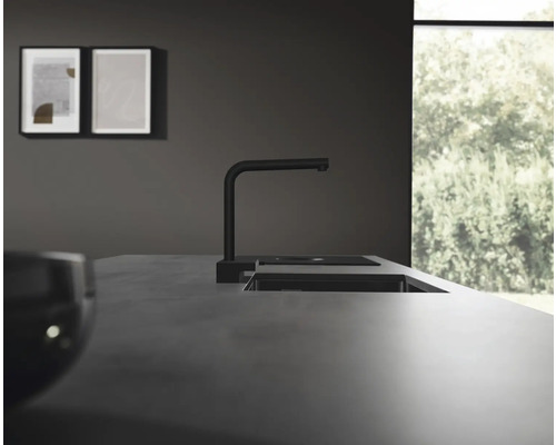 Évier de cuisine avec robinet sur un plan de travail