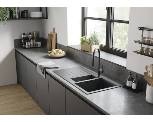 Cuisine moderne avec évier, robinet et ustensiles de cuisine sur le plan de travail