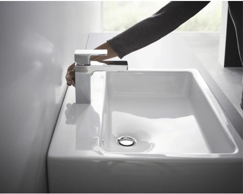 Lavabo rectangulaire avec robinet et main