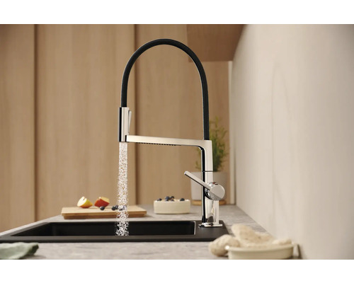 Robinet de cuisine avec bec et jet d''eau dans une cuisine moderne