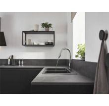 Moderne Küche mit Spüle, Armatur, Arbeitsplatte und Küchenutensilien