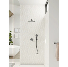 Begehbare Dusche mit Kopfbrause, Handbrause und Thermostatarmatur in modernem Badezimmer