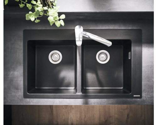 Schwarze Doppelspüle mit Wasserhahn auf einer Küchentheke